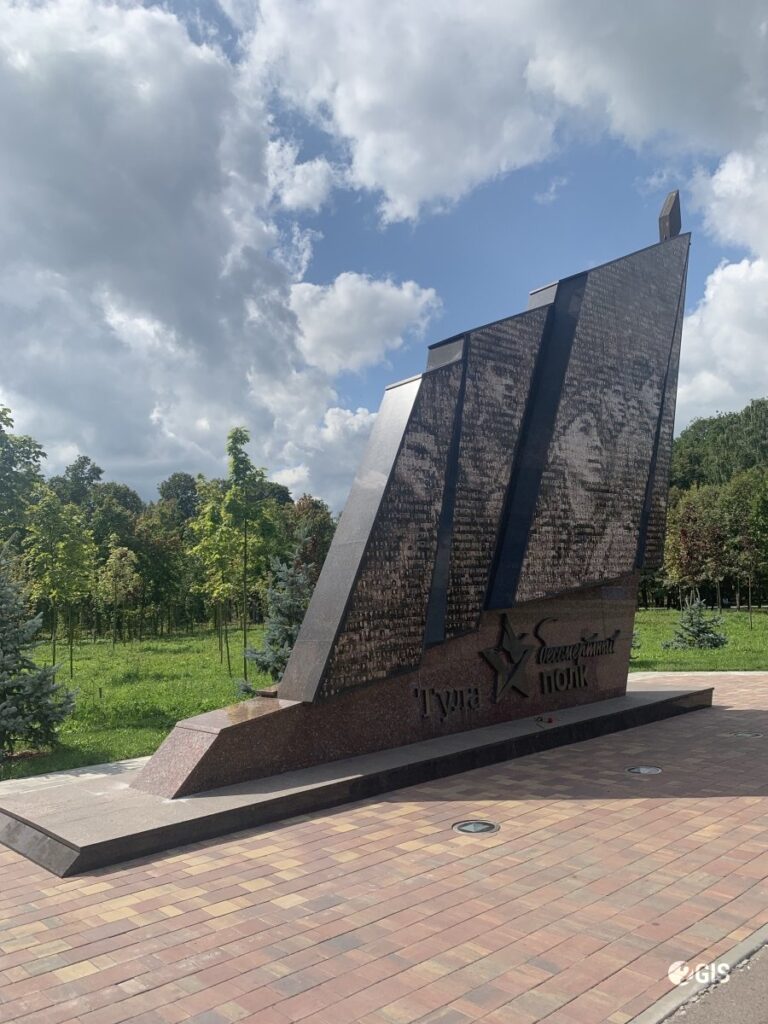 Памятник Бессмертному полку в Белоусовском парке