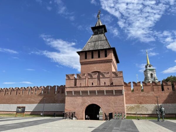 Пятницкая башня тульского кремля и городовой