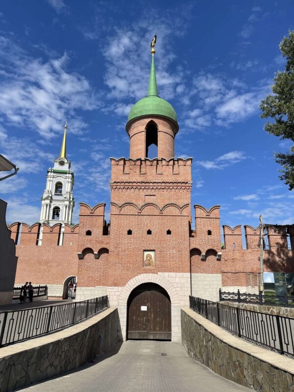 Одоевская башня тульского кремля общий вид небо