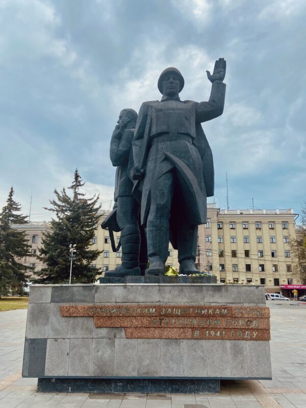 Памятник советскому рабочему и солдату комплекс три штыка